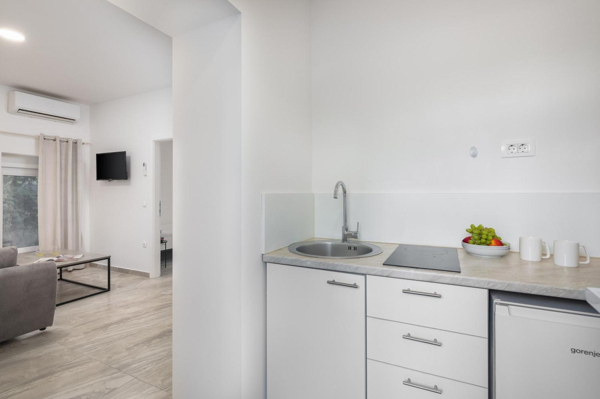 Beachfront Apartments Providenca With Free Parking Makarska Bilik gambar